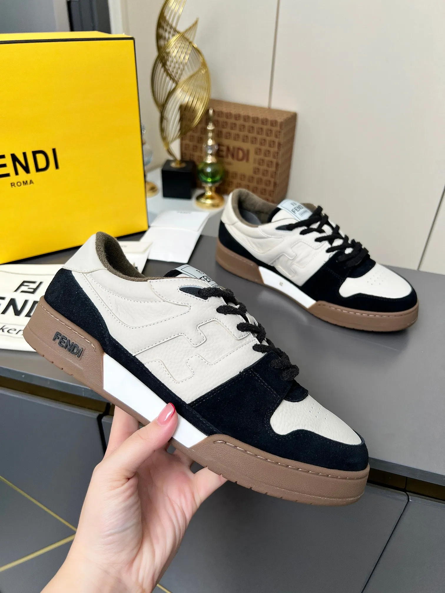 p600 men 300🐮🐮Fendi·Fendi⛳️2025 autumn and winter hot style 35--45 couples model👫 FD match Original purchase for RMB14420 1:1 replica Designer Kim Jones's first sneaker fendi match and Donkey brand Trainer basketball sneakers, fresh blood injection and FF retro design Super good-looking and versatile, the upper is made of cowhide and cowhide stitching, the double F logo on the side is embossed, and the lining is made of terry velvet 🤗 The upper is super soft, lightweight, comfortable and paired with a sweater, and the original complete package! ✦ Fabric: cowhide + cowhide color matching ✦ Lining: original terry velvet lining ✦ Sole: original molded multi-color color matching sole ✦ Sole: mesh injection molding pad ✦ Sole thickness: 3.5cm ✦ Women’s size: 35--40 ✦ Men’s size: 39--45